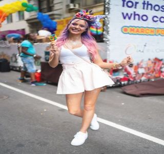 —  Din nou, tubul respectiv îl clătină de câteva ori în aer, concomitent având să adauge:; „Dacă mă laşi să-ţi fac şi ţie mască, altfel...nu ştiu ce să zic.” ca urmare, buzele şi le ţuguie asemenea unei mici grimase, acţiune succesivă următoareia, mai precis, aceea de a-şi
