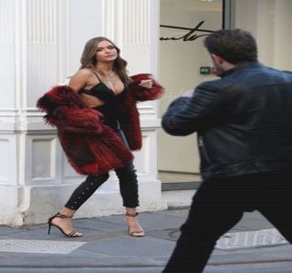 — Membrul lui Travis, se strecoară de sub cearceaf, uşor-uşor ridicându-se la acelaşi nivel cu cel; acestuia. Sfârşind acţiunea anterioară, treptat, îşi recapătă suflul, buza inferioară (acum umedă şi inflamată) având să şi-o prindă între dinţi, suprimând rânjetul apărut la contactul lor vizual.
