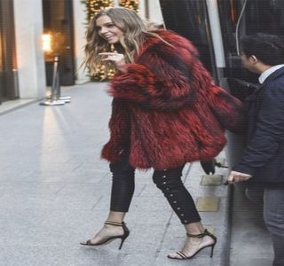 — În clipa în care obrazul îi ajunge cuprins de palma lui Travis, buza inferioară şi-o eliberează.; în ciuda faptului că rânjetul îi persistă, degetele având să şi le proptească de suprafaţa încinsă a pieptului său. Totuşi, în ciuda faptului că trupul i-l încălecase odată cu ridicarea la acelaşi
