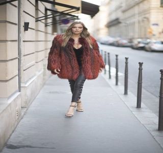 — În realitatea momentului în sine, se dovedeşte pe care membrul lui o realizează asupra; feminităţii sale, umiditatea excesivă a organului accentuându-i fiecare stare de excitare, lucru demonstrat chiar de întreruperea sărutului ce are loc şi coborârea privirii în direcţia respectivă,
