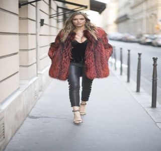 — Şi anume printre corpurile lor. Inevitabil, buzele i se îndepărtează, astfel că, odată ce aerul; fierbinte îşi face loc printre ele, un cuvânt precum „shit” îşi face simţită prezenţa, urmărind pe sub gene cum o primă penetrare are loc. De asemenea, palmele şi le coboară, ajungând
