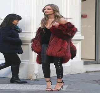 — Primă instanţă, sărutul ajunge întrerupt de propria-i gură, care, îi rămâne între-deschisă,; dând astfel frâu liber unor sunete continue de plăcere (reţinute însă), gemete care se răsfrâng în cavitatea lui bucală. În cele din urmă, ajunge să-i elibereze obrajii, braţele sfârşind a şi le
