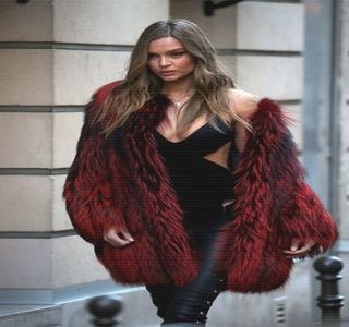 — Întinde pe spate, până ce degetele şi le prinde de gratiile patului. Astfel că, prin intermediul; acţiunii propriu-zise, stopează cumva sunetul provenit din direcţia piesei respective de mobilier, din moment ce, cu fiecare penetrare, patul în sine se clătina destul de zgomotos.
