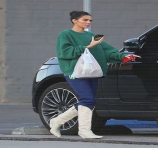 —  Văd că are uşa deschisă. Vin şi eu jos după.” conclude astfel, privirea redirecţionându-; şi-o către destinaţia aleasă, păşind astfel destul de lent, ce-i drept.
