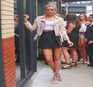 — Aceasta ar putea intra în încăpere în mai puţin de doar câteva secunde, involuntar, începe; să gesticuleze fără sens, privirea fixându-i-o pe cea a lui Travis. „E Kendall! Repede, ascunde-te undeva, hai.” îl grăbeşte astfel, în ciuda faptului că tonalitatea abordată era una şoptită.
