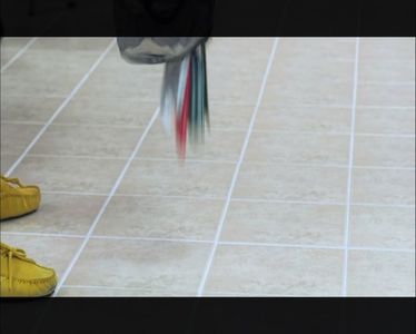 ▌Îi aruncă toate lucrurile din ghiozdan pe jos. ▌