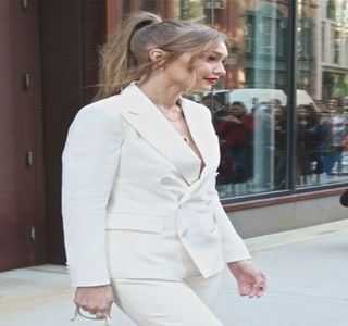 —  Fugitiv, privirea şi-o trece asupra tuturor celor prezenţi, sfârşind a ocupa locul de lângă iubit; său, aşezându-se astfel pe săculeţul aflat în dreapta sa. Prin intermediul unei simple apropieri, dar şi a unei atingeri (căci îi sărută scurt obrazul), sciţează un zâmbet natural la contactul vizual.
