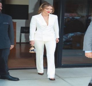 —  Manifestare din partea sa, unul dintre braţe şi-l lungeşte în direcţia sticlei brunetului,; cea pe care o înşfacă, ducând-o ulterior spre gură. Printr-un simplu gest, ia o înghiţitură doar din aceasta, palsând-o apoi în locul anterior. „În plus, puţin alcool nu strică.” constată
