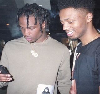 — Have I ever sent nudes just because I wanted to bang.” Simţindu-se amuzat de respectivul; enunţ, înainte de a mai putea arunca vreo privire în jurul său, buzele i se unesc de gâtul sticlei, consumând chiar două guri.
