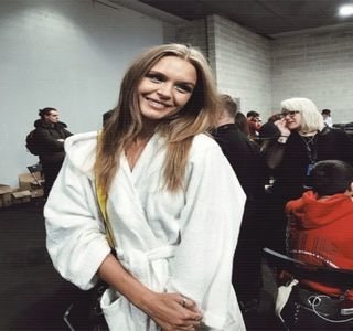 — Reacţiile provocate de întrebarea anterioară, rostită chiar de către ea, o amuză în mare; măsură, şi asta în principiu datorită discuţiei contradictorii ce are loc între Kendall şi Fai, cea de pe urma căreia toţi ceilalţi prezenţi eliberează câteva chicoteli. Ceea ce însă îi

