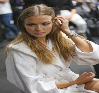 — Produce o oarecare relaxare la nivel facial se dovedeşte a fi replica rostită de către Travis,; ba chiar acea întrebare retorică ce îi cauzează inevitabil rotirea ochiilor, desigur, într-o manieră ironică. „Orice om cu sentimente.” constată cu voce tare, drept intervenţie asupra răspunsului
