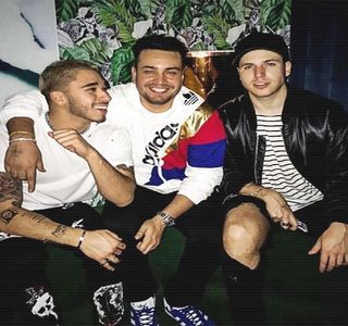 — Prin prezenţa unui specific zâmbet o urmăreşte pe Josephine, dar şi pe Zayn, care aparent; devine cel de-al treilea individ care consumă din băutura proprie, înaintea lui Kendall, el, cât şi Fai şi Gigi dovedindu-se singurii ce nu se încadrau în peisaj. „Khadra, eşti o dezamăgire pentru
