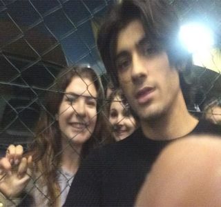 — Din pricina constatării acestuia. Readus ulterior spre tăcere, îl urmăreşte pe parcursul; în care el înlănţuie acel enunţ, moment în care îşi umezeşte buza inferioară prin trecerea limbii peste. Seriozitatea îi prinde din start expresia facială, însă extrem de subtil atenţia şi-o
