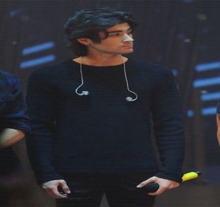 — Gura de alcool pe care o consumă, având să puncteze de altfel faptul că motivul era mai; mult decât evident. Nu deţinea siguranţa faţă de un motiv propriu pentru care ar putea răspunde afirmativ, motiv pentru care, destul de ezitant priveşte în jos spre propria-i sticlă.
