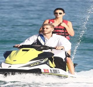 —  Având să îşi întoarcă privirea către teancul de cartonaşe. Imediat ce se asigură că; Roman primise răspuns de la toţi cei prezenţi, sustrage un alt cartonaş; de-ndată ce ochii aţintesc scrisul inscripţionat pe acestea, dă frâu liber informaţiei astfel: „Never have I ever
