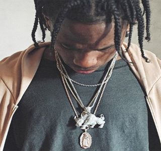 — Privirea ajunge a i-o susţine lui Josephine timp de alte câteva secunde în plus până ce; într-o manieră bruscă Zayn intervine prin acea propunere a propriului său cartonaş. Uşor sceptic, sprâncenele i se arcuiesc exact în clipa în care ochii lui pornesc de pe un colţ spre celălalt
