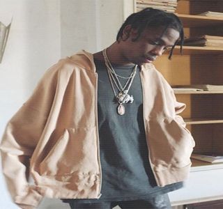 — Al încăperii, sfârşind mai mult decât instinctiv să o privească pe Josephine. Constată cu; uşurinţă subita ei schimbare din privire, motiv pentru care vocea şi-o trage ca şi cum ar fi fost un instinct de-al său, căci îşi reţine imboldurile de a consuma în întregime propria-i sticlă de
