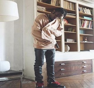 — Bere. Precum se şi aşteptase, demonstrând naturaleţe, îşi rezemă tâmpla în palma strânsă; într-un pumn, pe când îşi urmăreşte amicii îngheţaţi în loc, din moment ce cu siguranţă toţi exprimau adevărul, mai puţin el şi Josephine.
