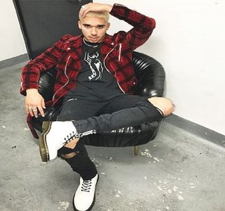 — Vorbele amicului său, respectiv ale lui Zayn, par să aşterne o bruscă linişte asupra lor,; respectivul moment dovedindu-se totodată singurul în care niciunul din ei nu se avântaseră în consumarea alcoolului conform regulei jocului. Întâmplarea face ca un schimb de priviri
