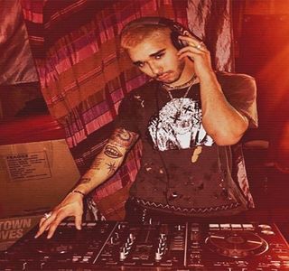 — Aşezat. Profitând de faptul că niciunul dintre ei nu inteţionase a continua jocul printr-un alt; cartonaş, îşi alungeşte braţul spre respectivul (ales de către Zayn). Motivul pentru care procedase astfel şi totodată curiozitatea îl atacase, era reprezentat de amuzamentul propriu, căci
