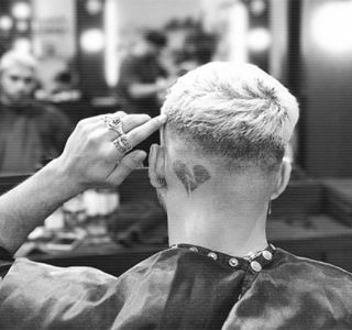 — Nu se aşteptase ca o astfel de replică să fie inscripţionată pe vreunul dintre cartonaşte. Mare; îi e mirarea (în adevăratul sens al cuvântului) atunci când poziţionează bucata de carton în faţa sa, citind cuvintele acesteia, unele complet diferite faţă de cele anunţate de către brunet.
