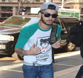 — De moliciunea sacului, priveşte în lateralul său spre Travis. În urma unei râgâieli nereţinute,; adaugă: „Never have I ever f-cked my best mate’s ex.” din nou, exprimând aceeaşi uşurinţă şi calmitate.
