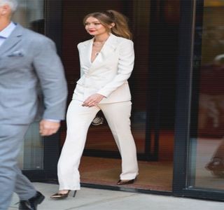 —  Vizibil, încercând să privească pe oricine altcineva, mai puţin pe el. Preţ de câteva clipe; reuşeşte acestu lucru, însă ceea ce îi confirmă presupunerea legată de intenţia lui Zayn se dovedeşte a fi acea întrebare rostită în cel mai direct mod cu putinţă, motiv pentru care
