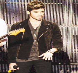 — Cea mai neaşteptată reacţie se dovedeşte a proveni chiar din partea iubitei sale, căci într-o; fracţiune de secundă silueta acesteia trece prin faţa lui, evaporându-se într-o clipită la etaj. Prin urmare, capul şi-l învârte lent, în timp ce vârful limbii şi-l trece peste dantura inferioară, neş
