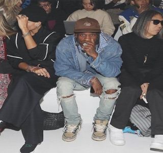 — Ultimele minute şi le petrecuse în propria-i bulă de aer, privind alandala prin interiorul; livingului, făcând o completă abstracţie faţă de scena propusă de Zayn; căci un lucru era cert, individul era într-adevăr beat, iar în cazul în care vorbele lui chiar ar părea veridice, ei ar putea
