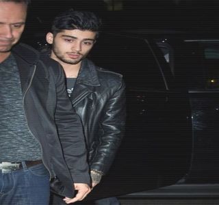 — Treptelor. O urmăreşte din instinct cu privirea, neimpresionat de sceneta acesteia, până ce,; părerea pe care Kendall şi-o expune îi cauzează rotirea ochilor. “Jenner, stai parcată. Nu-i treaba ta.” Fără intenţia de a exprima răutate, îşi împinge corpul în lateralele sacului, reuşind a produce
