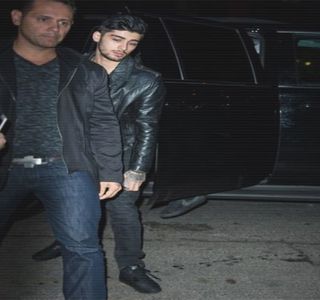 — Principal al unui incident nedorit, odată cu înfăptuirea urcării treptelor palma şi-o prinde de; balustradă, oferindu-i astfel suportul pentru a ajunge sus. De altfel, câteva secunde îi sunt necesare în scopul deplasării spre camera împărţită alături de iubita sa. Odată oprit în dreptul suprefeţe
