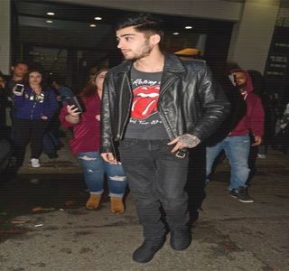 — Intră în interiorul dormitorului, închide uşa în urma sa. Ocoleşte tăcut patul ca după câteva; secunde să ajungă în momentul în care îşi întinde corpul de-a lungul saltelei, pe locul liber de lângă aceasta. Contribuie la tăcerea exprimată şi de către iubita sa, perioadă în care se decide asupra
