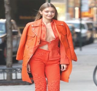 —  Alesese să plece mai devreme dintr-un simplu motiv, şi anume, faptul că avea la cunoştinţă; sfârşitul evenimentului respectiv. Dat fiind că Zayn consumase ceva mai mult alcool decât ar fi fost necesar (lucru vizibil pentru oricine, evident), nu dorea să fie martoră procesului în care
