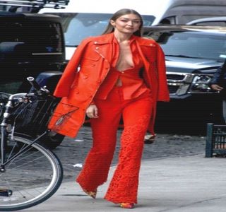 —  Faptul că nici în ruptul capului n-avea să mai coboare la parter, cel puţin, nu până nu; l-ar fi ştiut pe Zayn reîntors în cameră. Aşadar, minutele anterioare şi le dedică telefonului propriu, întinsă fiind pe o parte a patului, însă întoarsă către noptieră, de vreme ce
