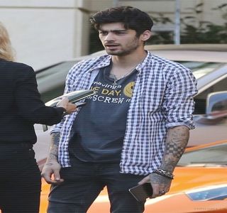 — Dat fiind faptul că atenţia şi-o menţine asupra tavanului în continuare, în clipa în care iubita; sa îşi dă drumul gurii, începând astfel a înşirui, şi ea de altfel, câteva reproşuri, pleoapele şi le închide. Ochii şi-i păstrează închişi timp de alte câteva secunde în plus, căci deschiderea lor
