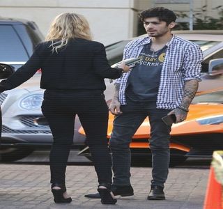 — Însemna totodată o inspirare adâncă a aerului. Cu fiecare secundă în parte ce trecea, reuşea; să se simtă tot mai vinovat în ceea ce o priveşte pe aceasta, căci în cazul în care ar fi existat posibilitatea de a intra în pământ şi de ruşine de altfel, ar fi ales respectiva opţiune. “Pentru
