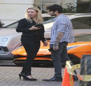 — Gigi. Nu sunt obsedat de ea, nu sunt îndrăgostit de ea, sau orice altă idee ai tu în minte.; Sunt doar.. sunt,” din nou, aceeaşi pauză se petrece, concluzionând prin: “sunt doar dezamăgit, fir-ar să fie. Sunt al naibii de dezamăgit.” sperând totuşi că nu exista riscul de a nu mai părea lucid
