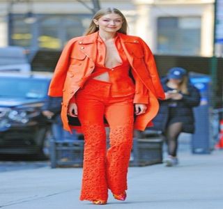 —   „Da, cred că amândoi suntem deamăgiţi, doar cu nu de aceeaşi persoană.” constată; cu voce tare la finele spuselor lui. Imediat ce o mică pauză are loc, mai bine spus, o tăcere de câteva secunde în care decide să îşi blocheze telefonul şi să îl poziţioneze înapoi pe noptieră,
