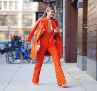 —  Sfârşeşte a se ridica în şezut, de data aceasta întorcându-se totuşi către el, eventual,; privrile întâlnindu-li-se. „Ce naiba e cu tine? Şi dacă într-adevăr ar fi ceva între ei care mai e problema ta?” reacţionează, ulterior, şi în ciuda semnificaţiei vorbelor sale, tonalitatea şi-o
