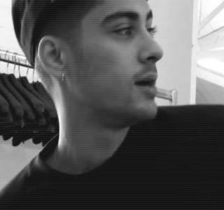 — Alcoolul din interiorul propriului organism devine încetul cu încetul o adevărată problemă pentru; sine, căci începe a-şi simţi pleoapele tot mai greoaie şi o oarecare durere la nivelul capului, plusată mai mult decât sigur şi de subiectul în curs. Pricepe automat fiecare cuvânt pe care Gigi i-l
