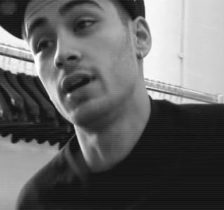 — Adresează, continuând prin reproşuri curioase de această dată. În schimbul unui contact; vizual prelungit, căci simte salteaua mişcându-se, ochii i se închid, pieptul urcându-i de îndată ce inspiră aerul necesar. “O cunosc pe Josephine de mult timp, iar singurul motiv pentru care sunt
