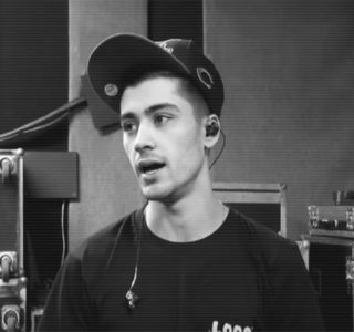 — Dorit să piardă singurul lucru din viaţa sa ce producea un sens. Astfel, ochii şi-i menţine; închişi în decursul minutelor ce trec, petrecute de amândoi în tăcere, până ce, complet din senin, rosteşte: “Gigi, te iubesc.” Automat, şi pleoapele i se deschid, privirea lui urcând spre chipul
