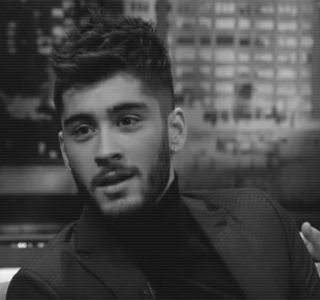 — Faci în toate felurile, dacă simşi asta. Dar indiferent în ce stare mă aflu acum, am să te; iubesc la fel şi mâine dimineaţă, când o să mă vezi treaz. Şi poimâine, şi în ziua de după. Pentru că eu unul asta simt.” În clipa în care ideea şi-o conclude, inconştient înghite în sec nodul din gât
