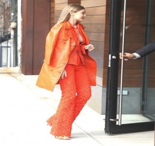 —  Şi-o ridicase (brusc chiar) încă de când asimilase acele 3 prime cuvinte, la sfârşitul confe-; siunii acestuia, continuă să-l privească pierdută preţ de alte câteva secunde, simţind cum inima i-o ia razna în piept. Totuşi, întrucât nu dorea să facă din momentul respectiv unul ciudat,
