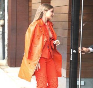 —  Pe care-l spui...Fir-ar!” constată cu voce tare, falsând un sentiment de dezamăgire,; în ciuda micului zâmbet ce-i preia colţul buzelor.
