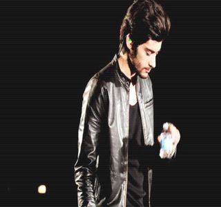 — Aceleaşi vorbe, auzite tot pentru prima dată din partea ei, apar. Neştiind dacă de fapt; acestea erau simţite sau rostite din complezenţă, alege să-i urmărească ochii cu ajutorul propriei priviri, şi totodată să-i ofere prilejul de a se exprima conform plăcerii. Încuviinţează în urma
