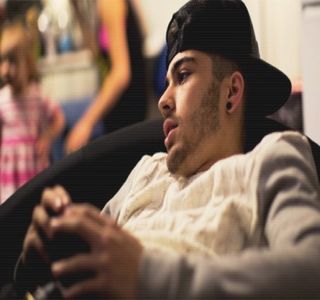 — Pe care eu le fac.” Între timp, braţul şi-l strânge în jurul taliei ei, ca şi cum ar îmbrăţişa-o,; buzele lui sfârşind peste o zonă a frunţii ei drept sărut. Persistă prin acea poziţie până ce, bolboroseşte cuvintele: “Îmi pare rău, chiar îmi pare. Ştiu că sunt un idiot şi că scot numai prostii pe
