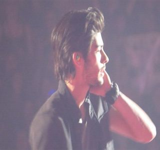 — Gură, dar nicio secundă nu m-am gândit la..” Deşi brusc îşi între-taie ideea, fruntea i-o; sărută din nou. “Nu mai contează.” Astfel, pentru a încerca încheierea acelui subiect, printr-o mişcare rapidă se întoarce până ce amândoi ajung a se afla faţă în faţă, el unul întâmpinând-o printr-un
