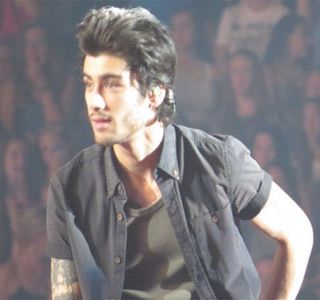 — Mic zâmbet. “Te iubesc.” Rosteşte din nou, de această dată simţindu-se mândria din glasul; său, mai ales faţă de propria persoană şi reuşita precedentă.
