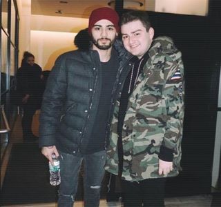 — Pleoapele i se închid de îndată ce Gigi iniţiază acel sărut al cărui durată nu persistă, fiind; ulterior întâmplat contactul vizual. Totuşi, pe parcurs ce aceasta vorbeşte, privirea lui circulă de pe albastrul ei orbitor, pe buzele aflate în mişcare, simţind tentaţia de a-şi trage ambele buze
